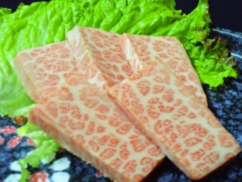 白い看板を目印に入店