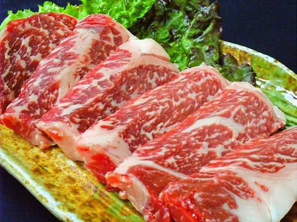 おいしいお肉や一品料理などリーズナブルな価格で楽しめる。
