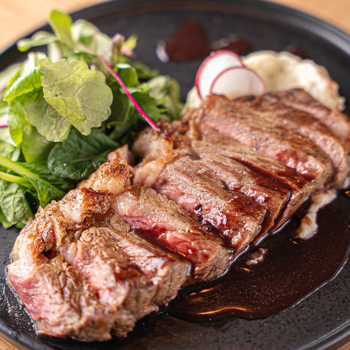 絶妙な焼き加減のサーロインステーキがおすすめ♪