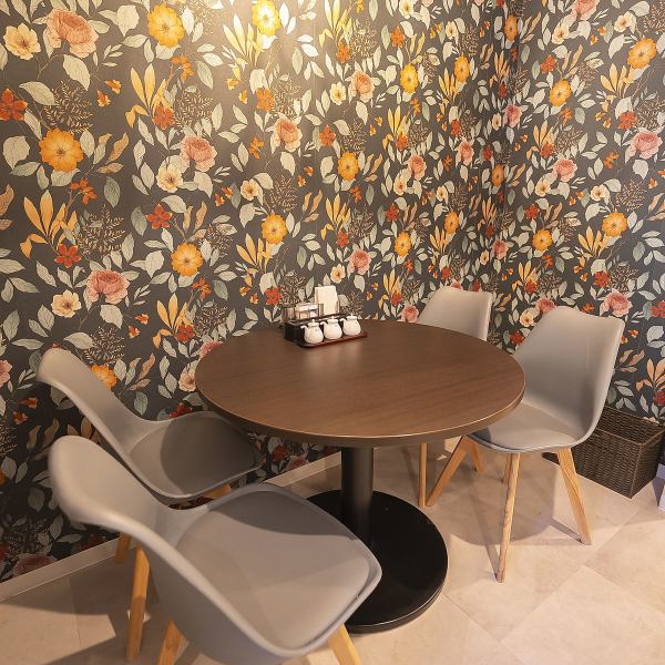 【半個室】1階には6卓のテーブル席と仕切りで囲まれた半個室をご用意！少人数での食事やプライベートな時間にぴったりのレイアウトで、周囲を気にせず楽しめます◎温かみのある雰囲気の中でリラックスしながら料理をご堪能いただけます♪親しい仲間との会食や気軽なランチにも対応。席の確保には事前のご予約がオススメ！