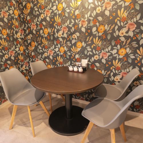 落ち着いた半個室テーブル