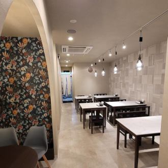 テーブル席：4名様×6席、個室：6名様×1室、14名様×1室