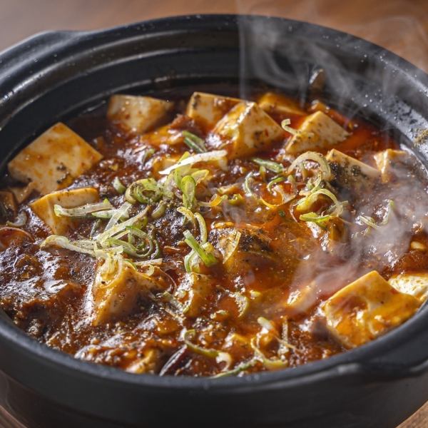 【話題のシビ辛】純白の豆腐と赤黒く輝く辣油が食欲を刺激♪人気の「麻婆豆腐」はご来店の際に必食の逸品！