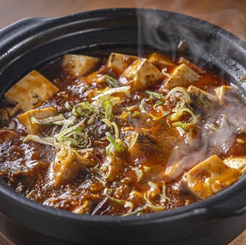 【話題のシビ辛】純白の豆腐と赤黒く輝く辣油が食欲を刺激♪人気の「麻婆豆腐」はご来店の際に必食の逸品！