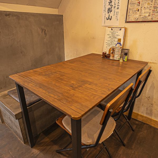 テーブル席をご用意しております。4名がけのテーブル席ですので、ご家族でのご利用や小宴会におすすめです◎仕事終わりの一杯は是非「まちあわせ」で♪ご来店お待ちしております。