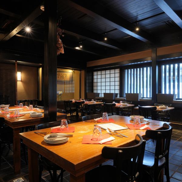 古民家を改装した店内は、和の落ち着きとモダンな感性が融合した空間。ふすまや黒基調の内装が日本料理店を思わせる洗練された雰囲気で、静かに流れる時間を演出します。貸切対応も可能なため、少人数の集まりから中規模な会食まで幅広いシーンに対応。木の温もりとシンプルな照明が心地よく、訪れる人を包み込む空間です。
