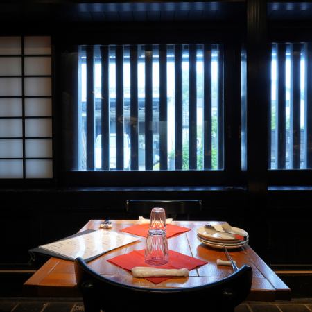 古民家の静かな空間に並ぶ2名掛けのテーブル席は、デートや親しい人との食事に最適。間接照明の柔らかな明かりが会話を包み込み、料理とともに穏やかな時間を演出します。周囲との距離感も心地よく、落ち着いて食事を楽しめます。