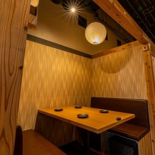 【テーブル席】ゆったりテーブル席♪お食事を多く注文しても広々使えるのが魅力。歓迎会、送別会、会社の集まり、親族のお食事、同窓会、保護者のお集まり、オフ会、二次会など幅広くご対応いたします◎