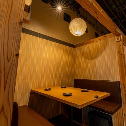 【テーブル席】ゆったりテーブル席♪お食事を多く注文しても広々使えるのが魅力。歓迎会、送別会、会社の集まり、親族のお食事、同窓会、保護者のお集まり、オフ会、二次会など幅広くご対応いたします◎