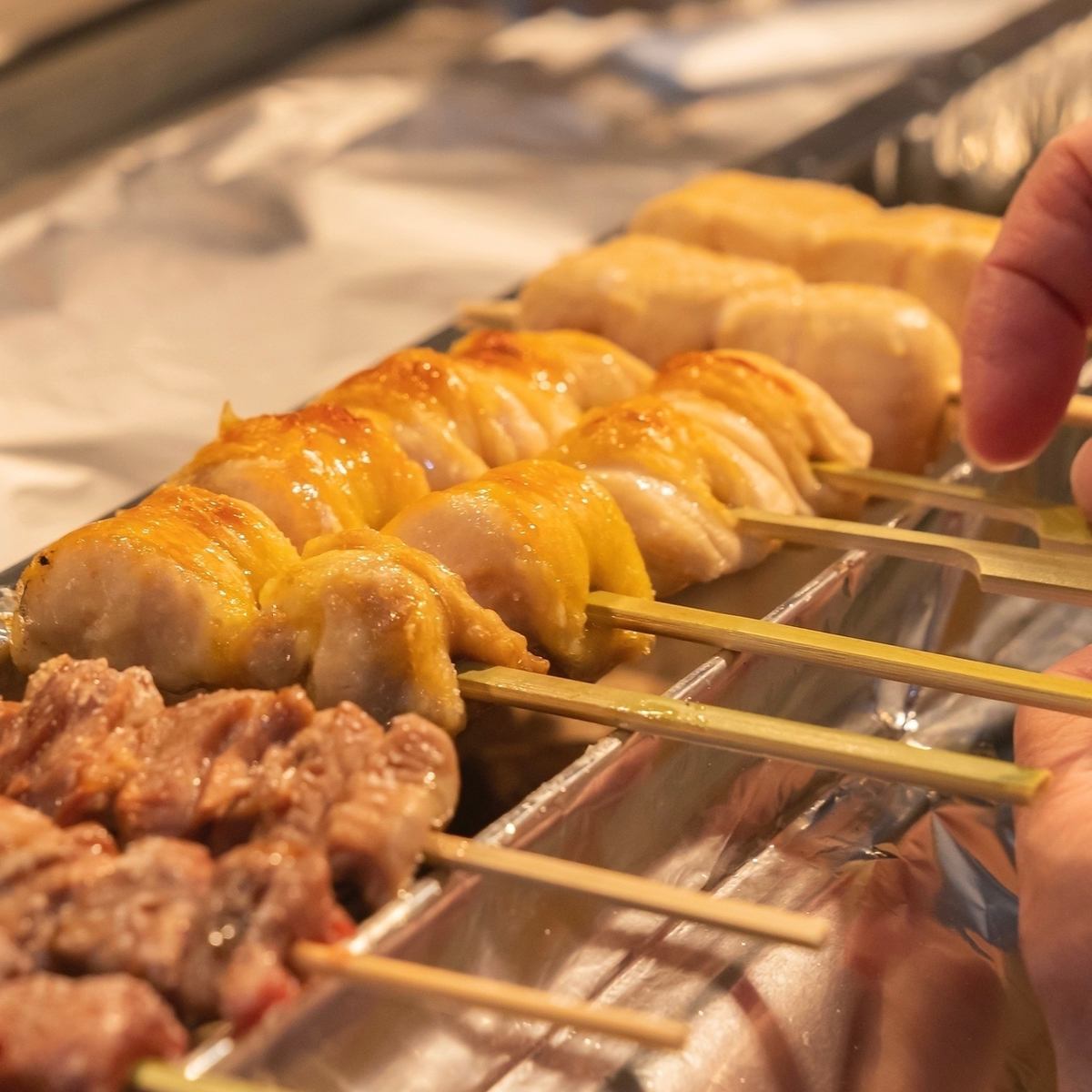 请享用用纪州备长炭烤制的特制烤鸡肉串。