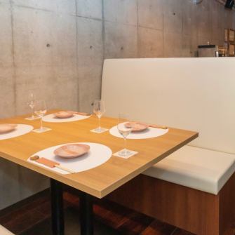 [Table seats where you can sit comfortably] The spacious interior, which can maintain a sufficient distance, can be used in various situations.Please spend a relaxing time.The table seats can be used as bench seats for a large number of people in addition to the usual 4 people.