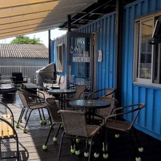 海に面したテラスや、木目調のテーブルが目を引く落ち着いた店内をすべて貸切！プライベート空間で大切な方との時間をお過ごし頂けます。