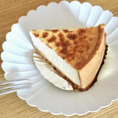 長年愛される当店自慢のスイーツ「ベイクドチーズケーキ」450円(税込)