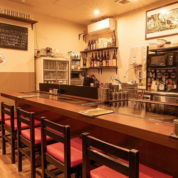 【こぢんまりした店内】お席13席の知る人ぞ知る隠れ家的な当店では、幅広い客層が集まる心地よいひとときが魅力！ カウンター席でのお一人様からご友人との語らい時間や、テーブル席での仲間や家族と賑やかな交流を楽しめます★