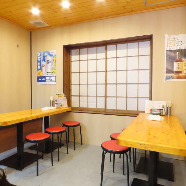 2階はテーブル席中心の落ち着いた和空間。障子や木の質感が心地よく、宴会や会食にもぴったり。最大90名まで対応可能で、焼鳥とちゃんこを囲む大人数の集まりにも安心して利用できます。