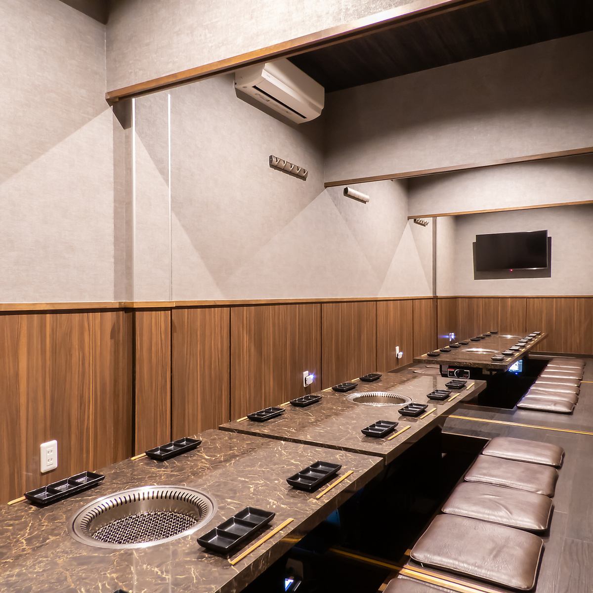 We also have private rooms that can accommodate up to 32 people.The walls are thick and perfect for a yakiniku banquet.