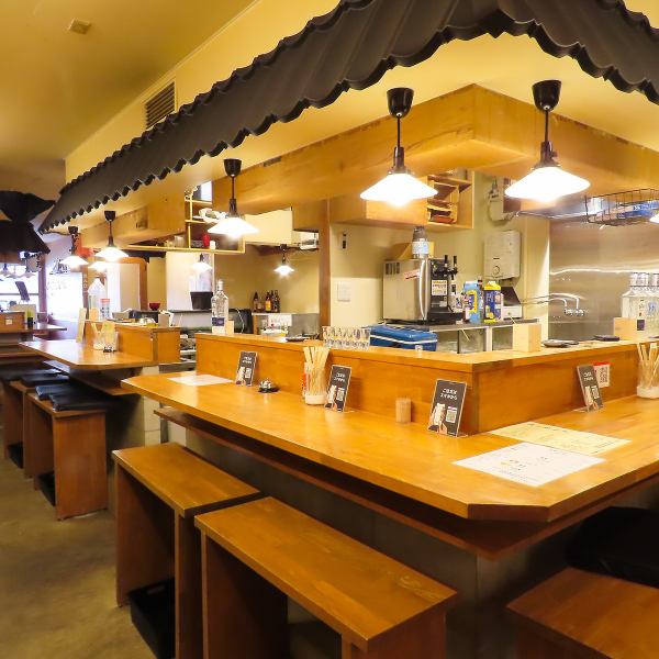 活気に満ちた店内は、仲間内での飲み会やカジュアルな集まりにぴったりな雰囲気です。大きなコの字型カウンターを囲めば、自然と会話も弾み、楽しい夜が過ごせること間違いありません。賑やかでありながらもどこか居心地の良い空間で、お酒と料理を楽しみながら一日の疲れをリフレッシュしてください。