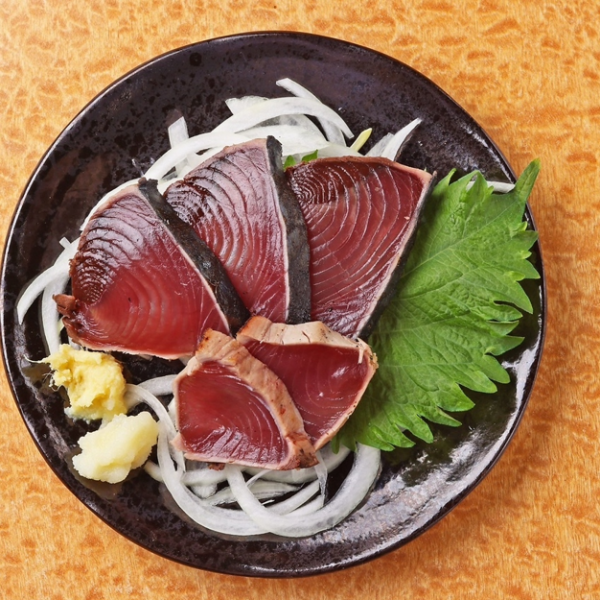 《高知県直送の鮮度抜群！》　豪快に焼き上げる かつおの藁焼き　730円(税込)