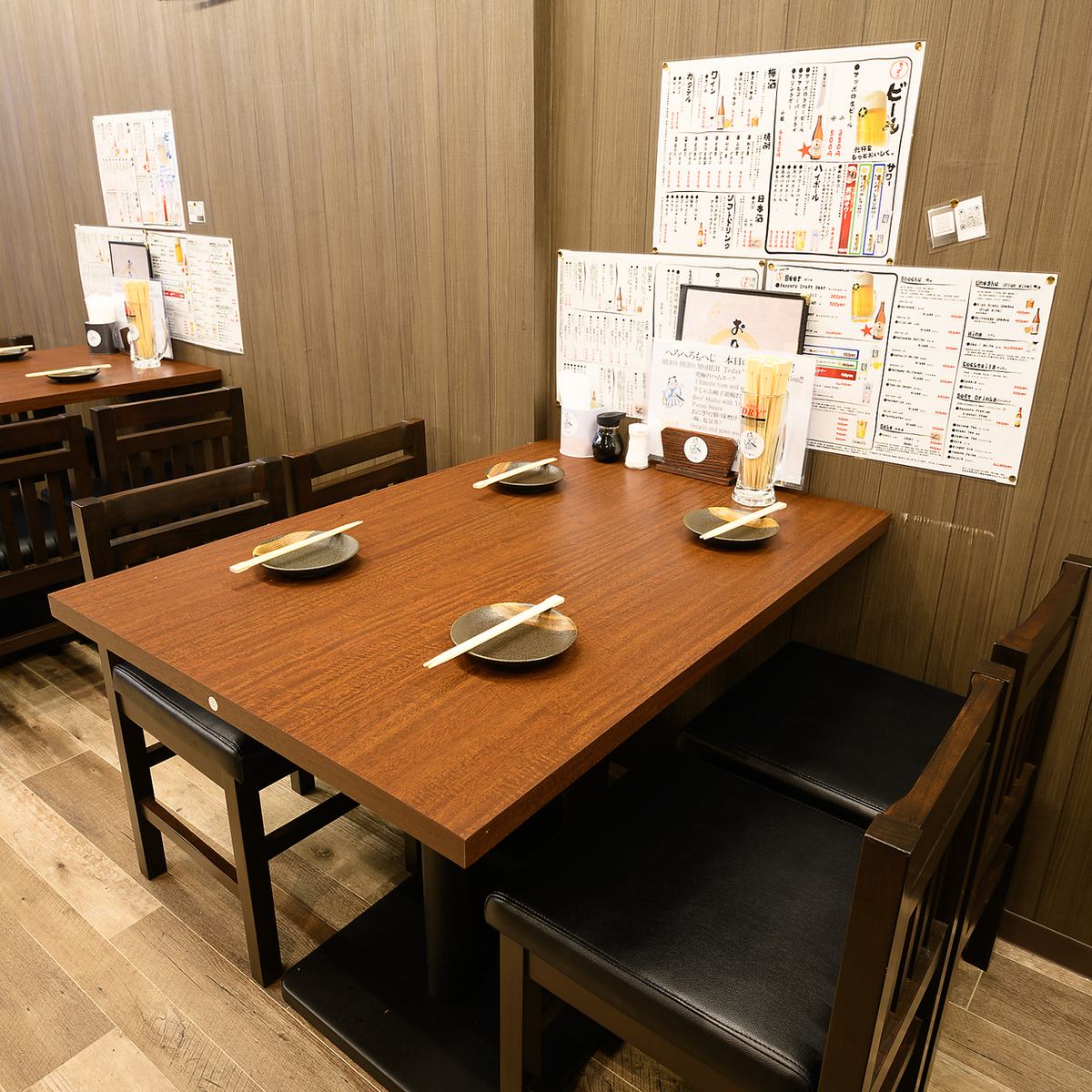 ブラウン基調の落ち着く店内で美味しい食事とお酒をご堪能♪