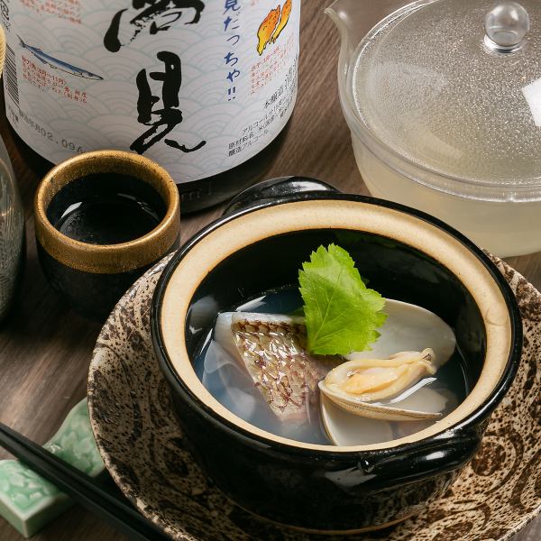 << A familiar dish that divides sake with sea bream soup stock >> A set of steamed clay pot, kanzake, and soup stock [dashi soup stock] 1100 yen (tax included)