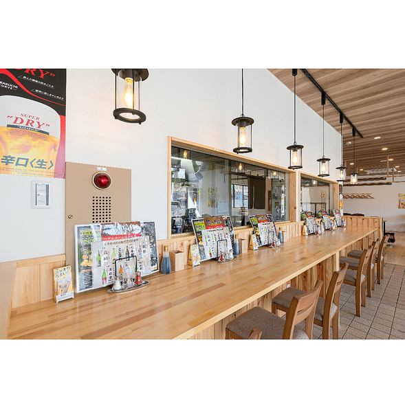【カウンター席：1名様×6席】ちょい飲みやデートにぴったり♪どんな場面にもフラッと気軽にお立ち寄りください。お一人様でのご来店も大歓迎！お食事メニューも多数ご用意しております。