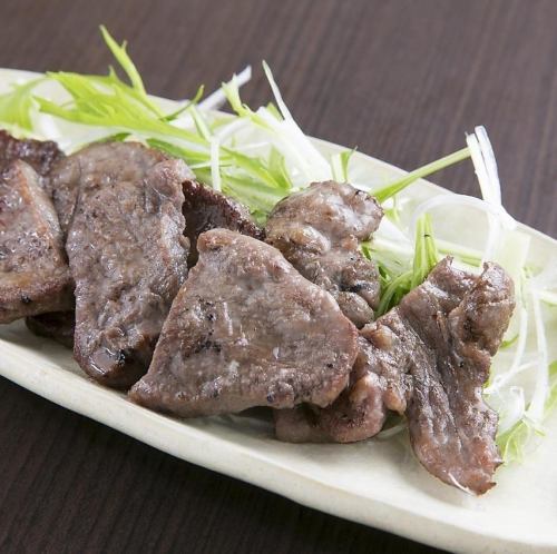 厚切り牛タンの炭火焼き