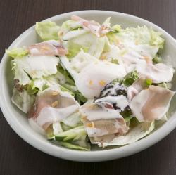 生ハムと温泉たまごのシーザーサラダ 