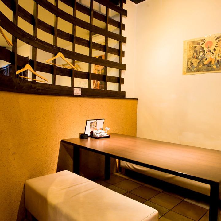 壁に囲まれた4～6名の半個室。気の合う仲間とゆったり焼鳥♪