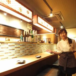 Spread a meal in a spacious counter seat ♪