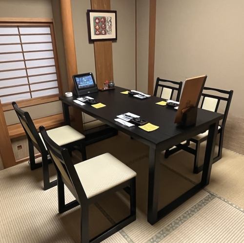 <p>4名様から使える完全個室もございます。ご友人やご家族とのお食事など周りを気にせずにじっくり話したい時にはこちらの個室がおすすめです◎みずいらずでプライベートな空間をごゆっくりとお過ごしください。</p>
