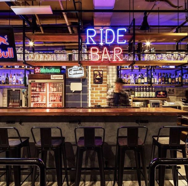 One person ~ A shop where you can drop in casually.There are many single customers in the store with bar counter seats.Feel free to enjoy alcohol and food on your way home from work or on holidays.