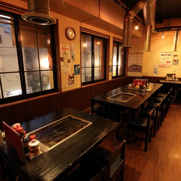 【気軽にもんじゃを満喫できる香味家】当店のテーブル席には排煙ダクトが付いており、服に匂いもつきにくいため、女子会やデートでも気軽にもんじゃを楽しむことができます。消臭スプレーも置いているので安心です♪