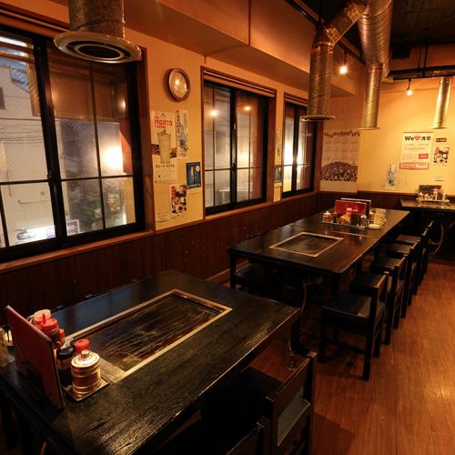 <p>【気軽にもんじゃを満喫できる香味家】当店のテーブル席には排煙ダクトが付いており、服に匂いもつきにくいため、女子会やデートでも気軽にもんじゃを楽しむことができます。消臭スプレーも置いているので安心です♪</p>