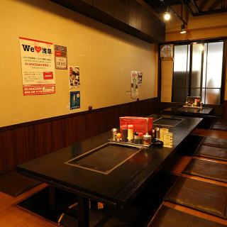 《リラックスできる掘りごたつ席》広々とした足元の掘りごたつ席で、ゆったりともんじゃを堪能していただけます。