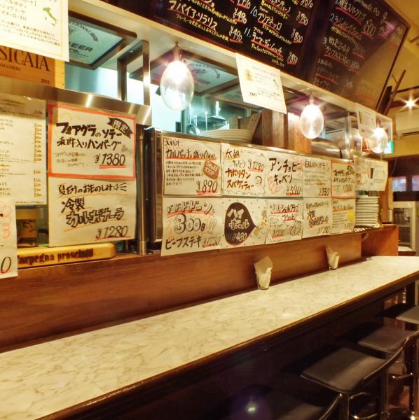 路地に入ると当店が★隠れ家的な雰囲気の人気バルです♪店内はカウンター8席・テーブル席26席の全34席をご用意。メニューが豊富で特にワインの種類が豊富です♪店内にはメニューPOPも多く、親しみやすく暖かな雰囲気です★気になるメニューをどうぞ、お試しください♪