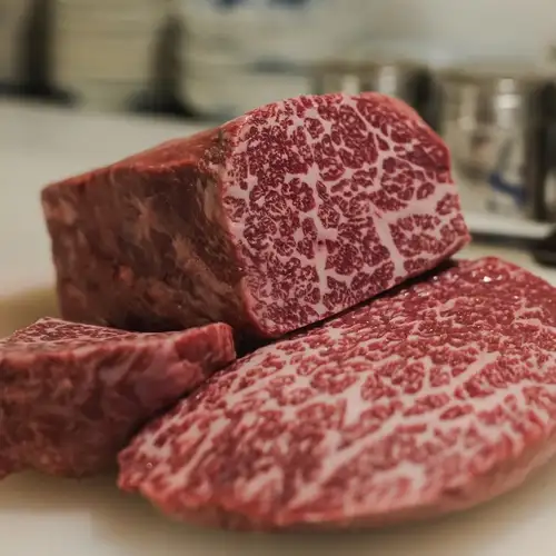 神户牛肉厨师推荐套餐 | 精选四道神户牛肉料理，松露香气的神户牛肉寿喜烧，以及如宝石般晶莹剔透的生牛肉料理。