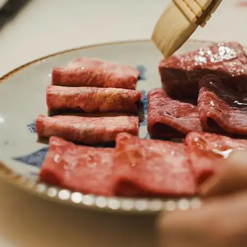 【仅限午餐】神户牛肉午餐套餐 | 包含神户牛肉寿喜烧和四道精选其他菜肴的豪华午餐。