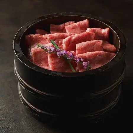 【仅限午餐】京都风味牛肉盖饭 | 午餐时段，您可以品尝到与米饭完美搭配的牛肉。