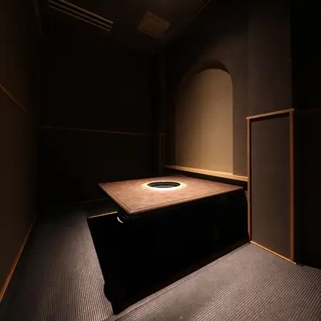 【2階／2名様用・完全個室】おふたりでゆっくり過ごせるお座敷個室を2室ご用意。デートや大切な方とのお食事に。加熱式たばこのみ喫煙可能です。