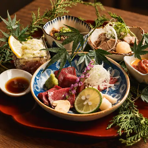 从餐具摆盘到调味料。京都风味烤肉。
