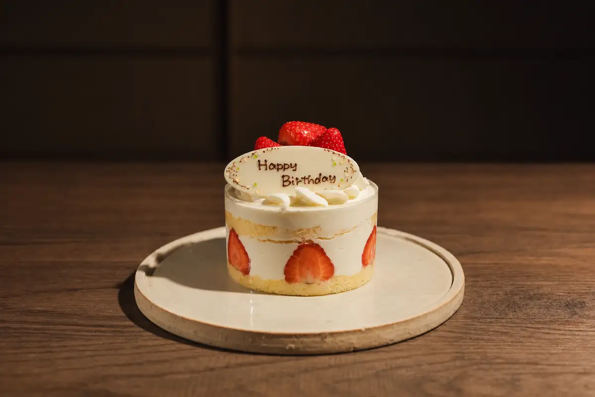 誕生日や記念日に、ホールケーキ付きのお祝いコースを。ご予約は3日前22時まで。