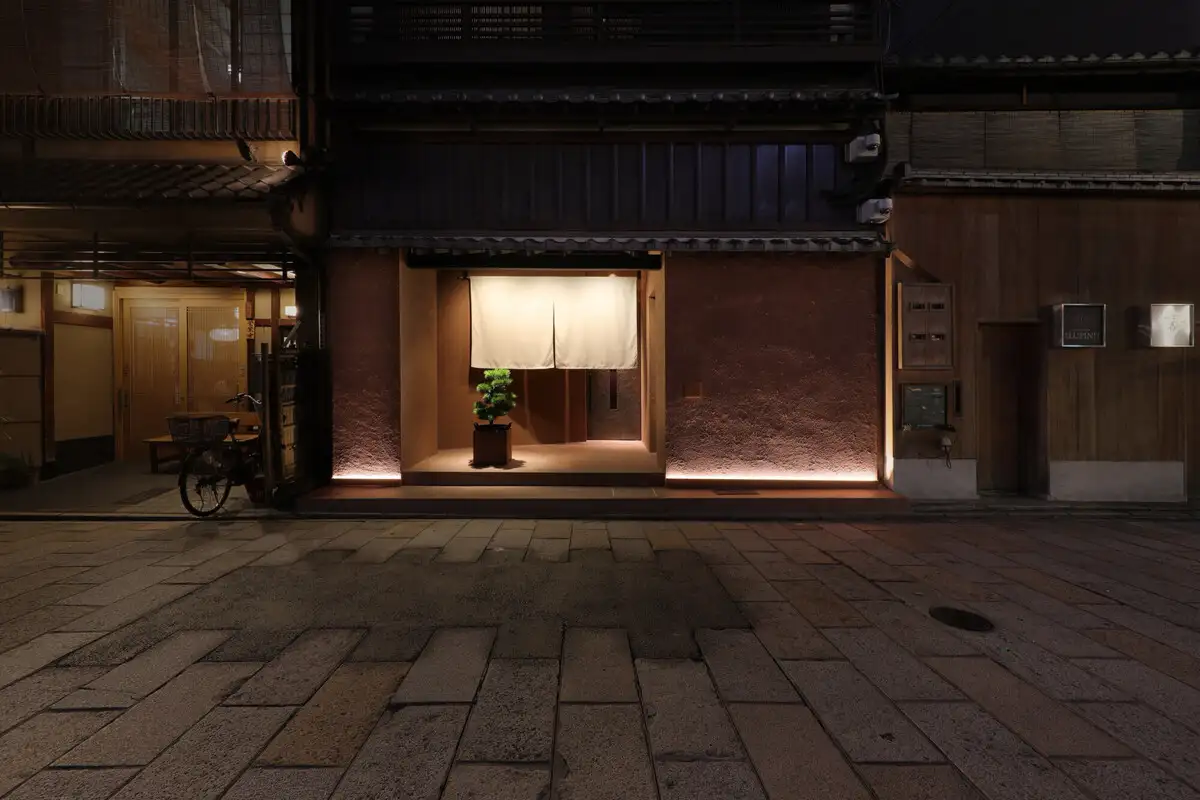 祇園の街並みに佇む京町家。京都らしい趣を感じながら、ゆっくりとお食事を。