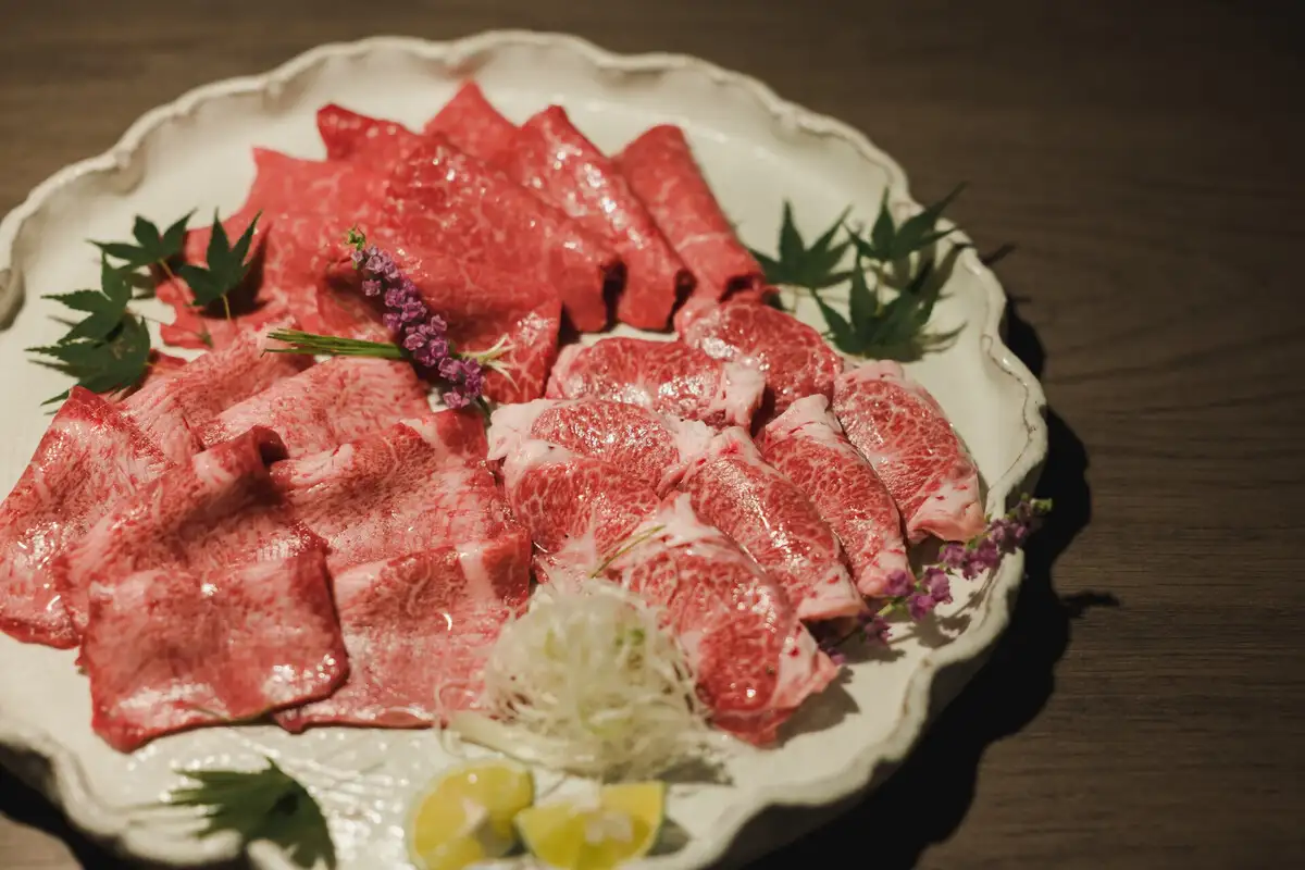 神戸牛や近江牛をはじめ、仕入れにこだわったお肉をご用意。好みの一皿を見つけてください。
