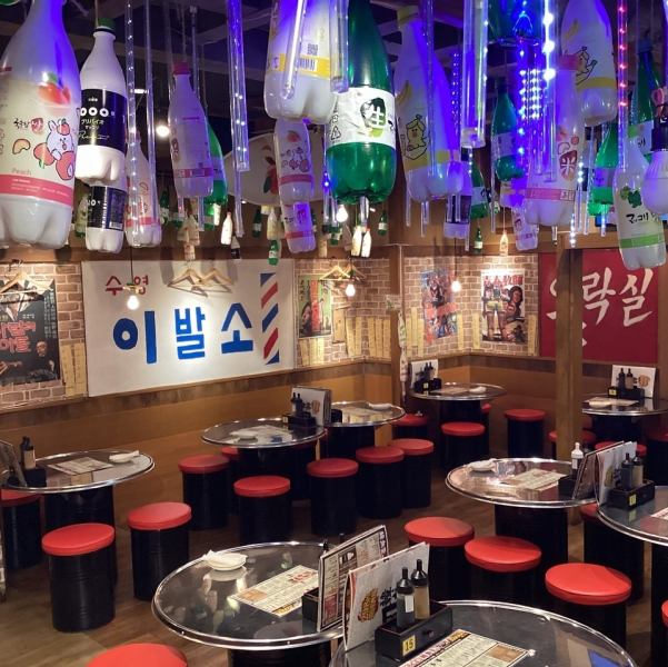 【◇まるで韓国現地！◇】当店は、韓国の市場にある大衆酒場そのままで、まるで韓国現地にいるような雰囲気！店内ではK-POPが流れ、古い韓国のポスターやスチール製の丸テーブルなど韓国本場仕込みの店内装飾、さらにはスタッフの中にも韓国人がいるので、身近に韓国文化を経験でき、まるで韓国旅行に来た気分です♪