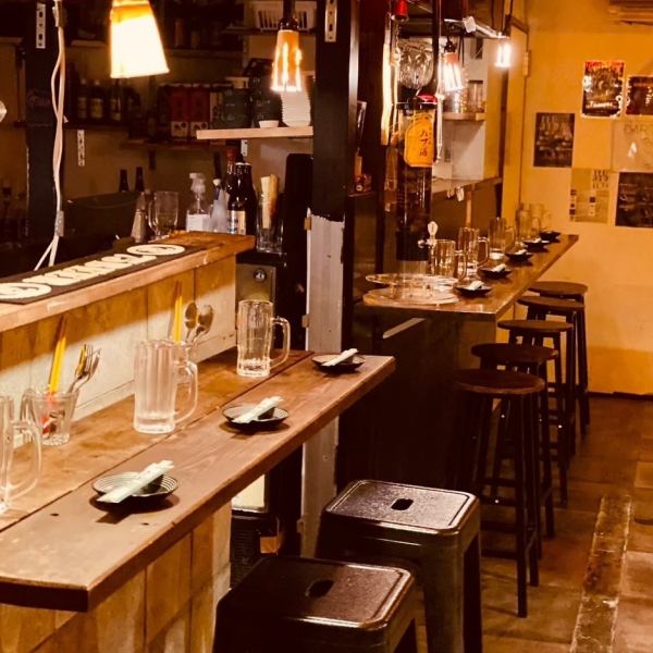 ≪カウンターでゆったりサク飲み≫那覇の有名な観光スポットといえば国際通り、その裏路地にあるのが当店。お仕事終わりや休日に通いたくなる大人の隠れ家へようこそ♪ドリンクメインで楽しめる単品飲み放題は、なんと2時間1000円(税込)！お連れ様と向かい合う、楽しいドラム缶の席も有♪毎日深夜3時まで営業しております☆