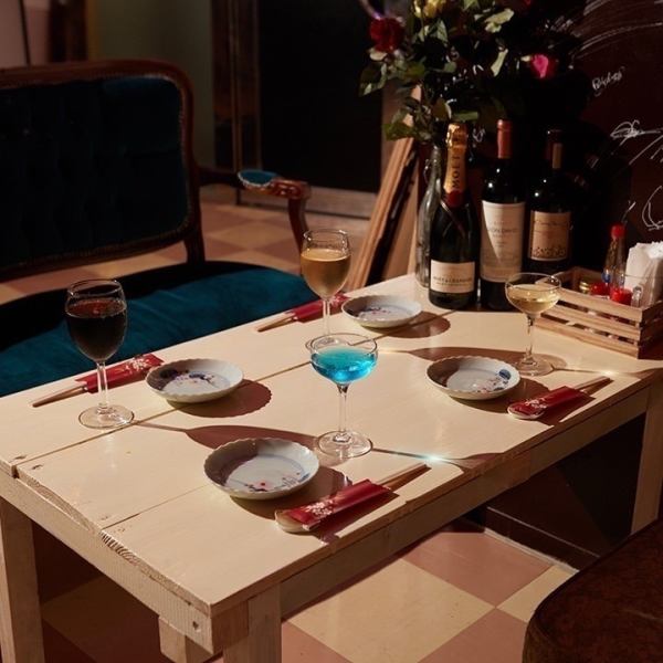 ≪女子会におすすめ◎ソファ席≫最大8名様まで座れるソファ席でのんびりお食事♪赤ちょうちんが灯り、テラスからは心地よい風、まるで映画のワンシーンのような店内の中でも人気のお席です。大衆酒場とは一味違う当店で、本格的な沖縄料理・新鮮なお刺身・絶品焼き鳥・沖縄名物ブルーシールアイスなど心ゆくまでご堪能あれ!