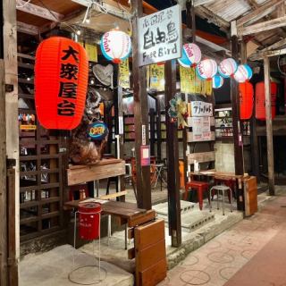 【屋台風のテーブル席でサク飲み】ノスタルジックな雰囲気で和気あいあい◎同僚ともワイワイ過ごせる!/沖縄/那覇/地元/路地裏/ネオ居酒屋/大衆居酒屋/ノスタルジック/隠れ家/地元/パーティー/貸切/ダーツ/国際通り/チャンプルー/沖縄料理/海ぶどう/焼鳥/食べ放題/飲み放題/2次会/3次会/外席/実はレーザービームも出せます