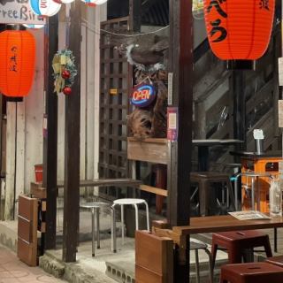 【距離間が縮まる♪テーブル席】飲み足りない2次会・まだまだ語り合いたい3次会でのご利用も大歓迎☆/沖縄/那覇/路地裏/公設市場/カラオケ居酒屋/10名個室フロア貸切/広々ソファー30席/当日予約OK/フルオーダー宴会プラン/あなたの夢を叶えます。/立食/ミニライブ/オードブル/マイク/楽器貸出/1次会/2次会/イベント/お祭