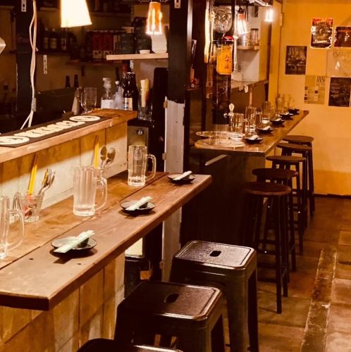 【お連れ様と肩を並べるカウンター席】メニューを選んでお料理をシェア!ご友人・パートナー・気になるあの人と乾杯にぴったりのお席◎/20名程度~100名程度まで店舗貸切営業対応可能/えっ、マジ?!高級ウィスキーから厳選焼酎、古酒泡盛まで?!圧巻の品揃え、超お得な飲み放題がな、なーんと2時間1000円?!/沖縄/貸切