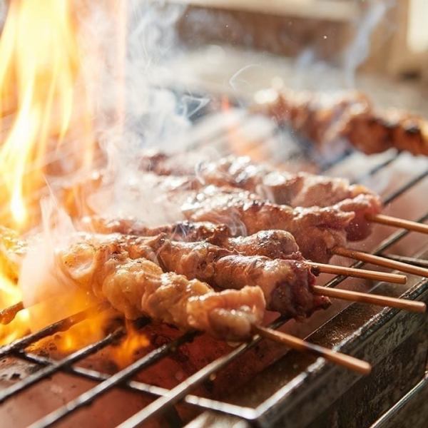 【ジューシーな焼鳥◎1本100円(税込)～】こだわり炭火でじっくり焼き上げ、新鮮なお肉の旨味を閉じ込める☆